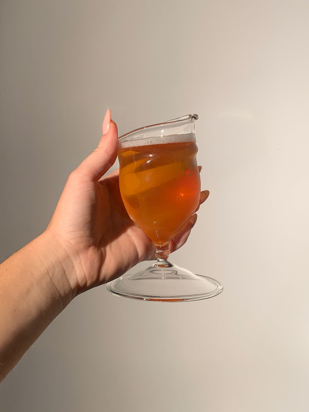 Caña y Cañita beer glass in clear hand-sculpted borosilicate glass, held in the hand, Rain and Rivers, Barcelona